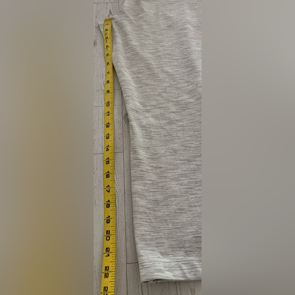 Lululemon On The Fly Crop 23" - Picture 11 of 11